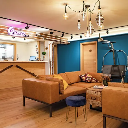 Roomie Alps Design Hostel *